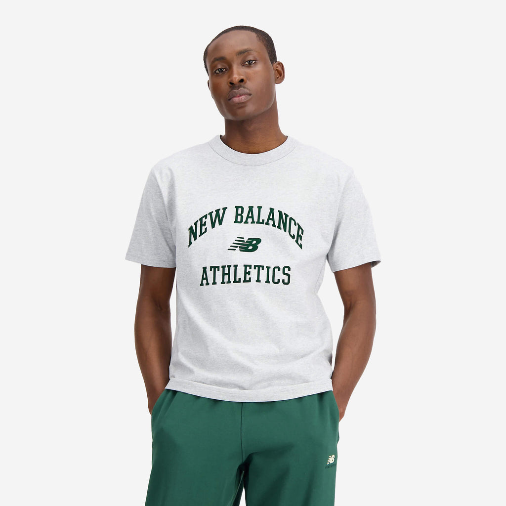 New Balance Athletics Varsity Graphic T-Shirt - Cinzento