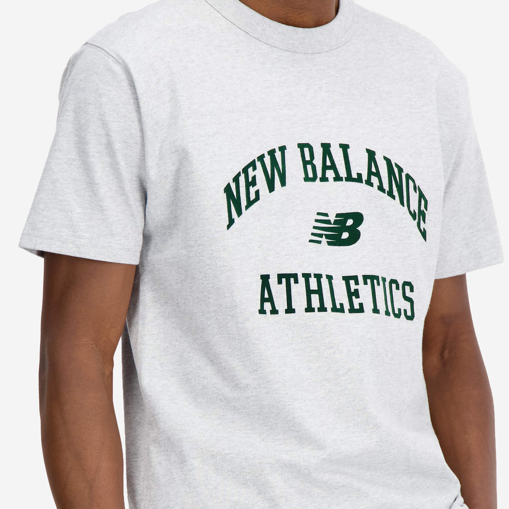 New Balance Athletics Varsity Graphic T-Shirt - Cinzento