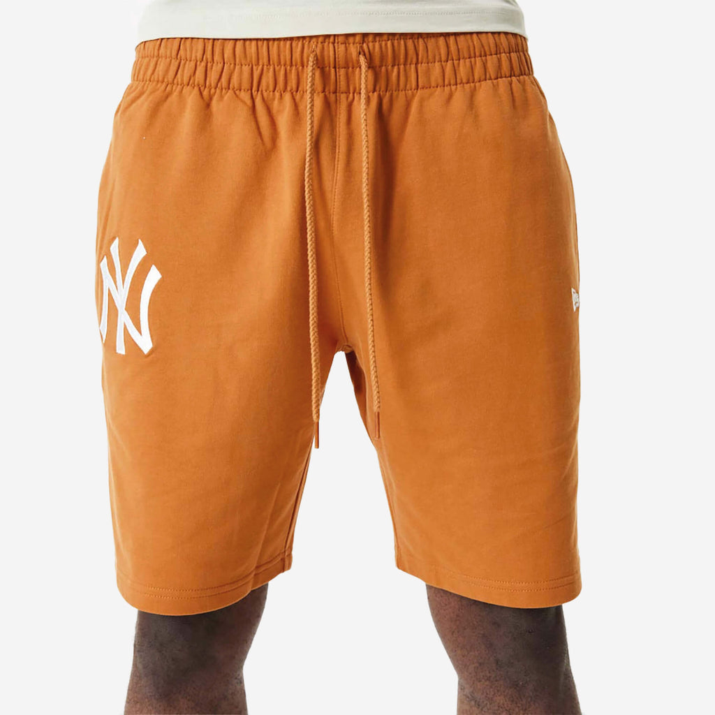 New Era Essentials NY Yankees Shorts – Laranja